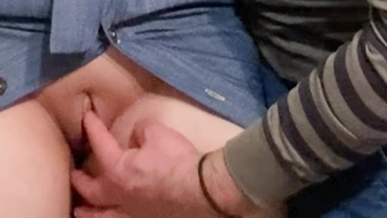 Edepsiz fantezi! Yaşlı sapık metroda mükemmel amcığını ovuyor
