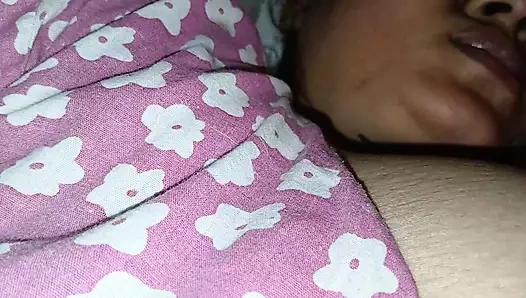 Güzel Hintli üvey annenin amcığı ve götü üvey oğlu tarafından sert sikiliyor