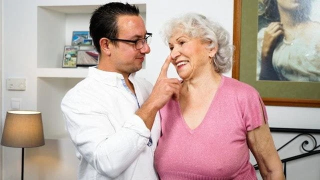 21Sextreme помогая бабушке по соседству