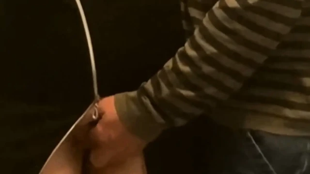 Yabancı yaşlı adam parmağını amına sokuyor