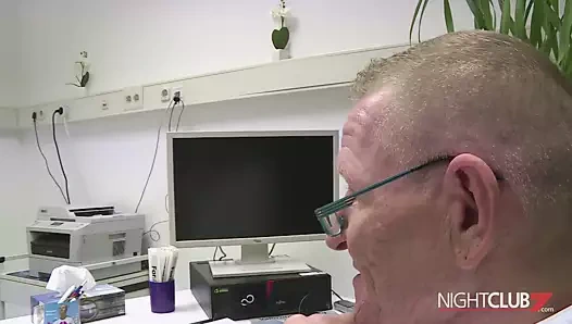 German Teen Nadine beim Frauenarzt Dr. Spreitzer und Kollege