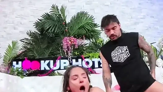 Een dildo in Ava Alex's mond en een grote pik in haar poesje!