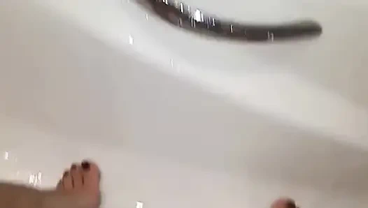 Sabah çok çaresiz! Külotumu ve ayaklarımı ıslatıyorum