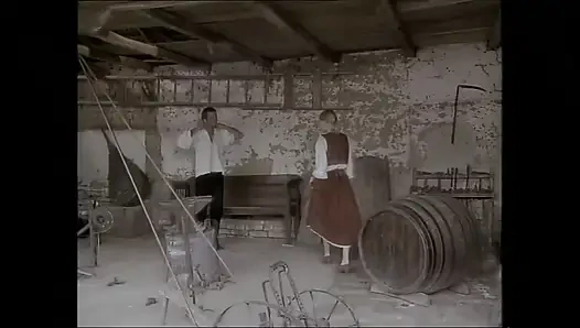 Ahırda köpek stili ve poposunda bir penis var