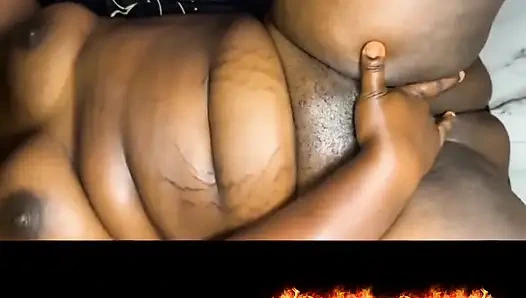 Yağlı masaj derin amcık penetrasyonuna dönüşüyor ve ateşli kendini parmaklıyor