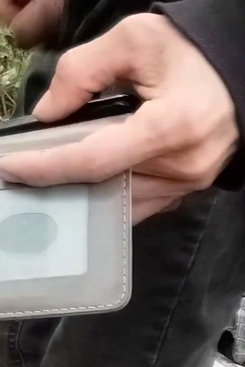 Bu eşcinsel ibne dışarıda mastürbasyon yapmak için yarağını sineğine sokuyor