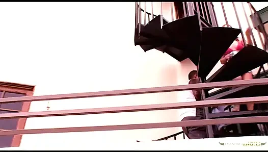 Evde kimsenin olması esmerin onu büyük yarağına binmesi için içeri davet etmesine izin veriyor