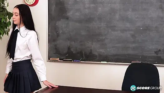 Düz kız öğrenci Dolly Paige yaramaz amcığını ovuyor