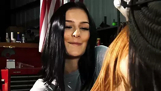 Jayme Langford, Taylor May ve Amanda Lane ateşli lezbiyen fışkırtma festivali için erkekleri terkediyor