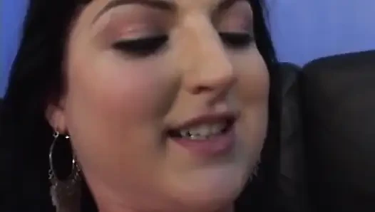 Teksas dövmeleriyle kanepede sikişiyor