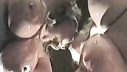 Chessie ve mishka - dört büyük ve ıslak göğüs.