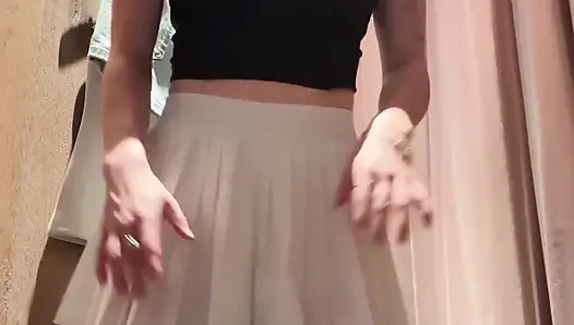 Soyunma odasındayken sert boşalıyor!! Yakalanmamayı umut ediyorum!