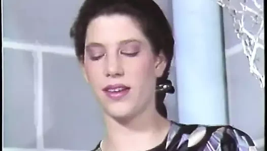 Askılı biseksüeller ve güzel esmer bir piliç emiyor, spor salonunda birbirlerini sikiyorlar