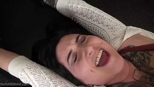 Bağlı hatun dövmeli ayaklarını gıdıklatıyor