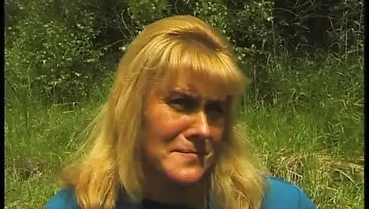 Kıllı sarışın olgun açık havada güzel vakit geçiriyor