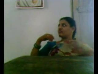 Desi aunty içinde saree gösteren göğüsler