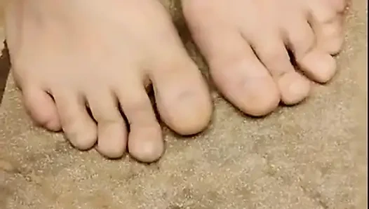 Büyük ayaklar uzun ayak parmakları üstte
