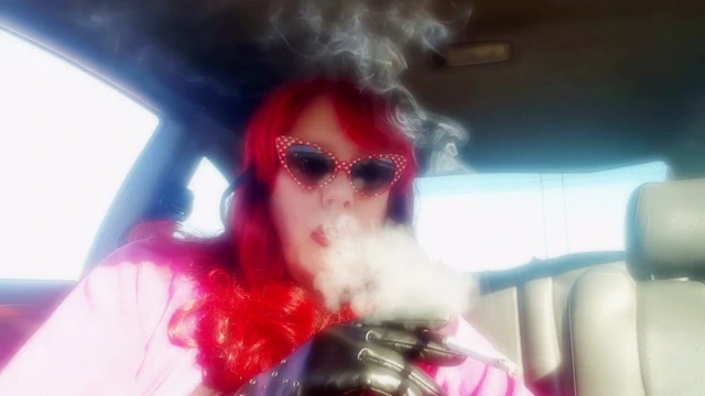 Leathergloves giyen olgun kızıl saçlı -holder arabada sigara içiyor vs120