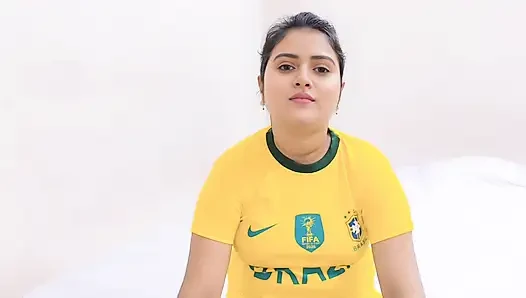 Üvey erkek kardeş bir futbol maçına bahis oynarken güzel üvey kız kardeşini sikiyor. (tam bangla ses)