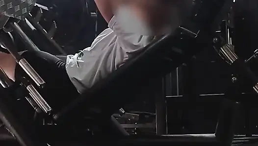 Spor salonuna gittim ve banyoda kıllı amcığım mastürbasyon yaptı