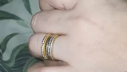 Üvey anne üvey oğlunun yatak odasında yarakla mastürbasyon yapıyor