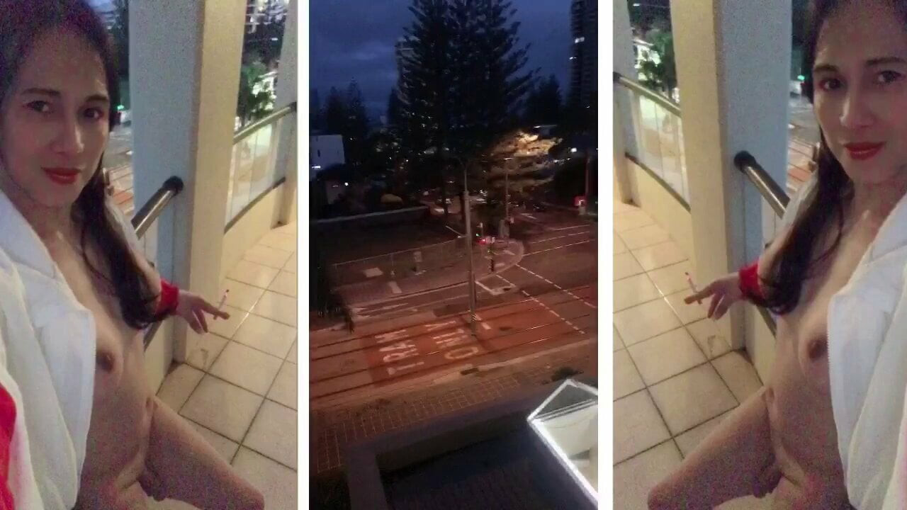 Muhteşem transeksüel sigara sürerken balkonda çıplak gösterir