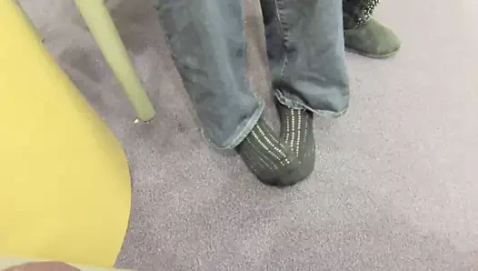 İnanılmaz seksi konuşma ve siyah çoraplı ayaklar tease