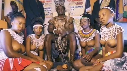 Afrikalı şef kendi üstsüz kızlarıyla