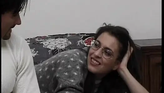 Gözlüklü esmer retro sert sikişte sikiliyor