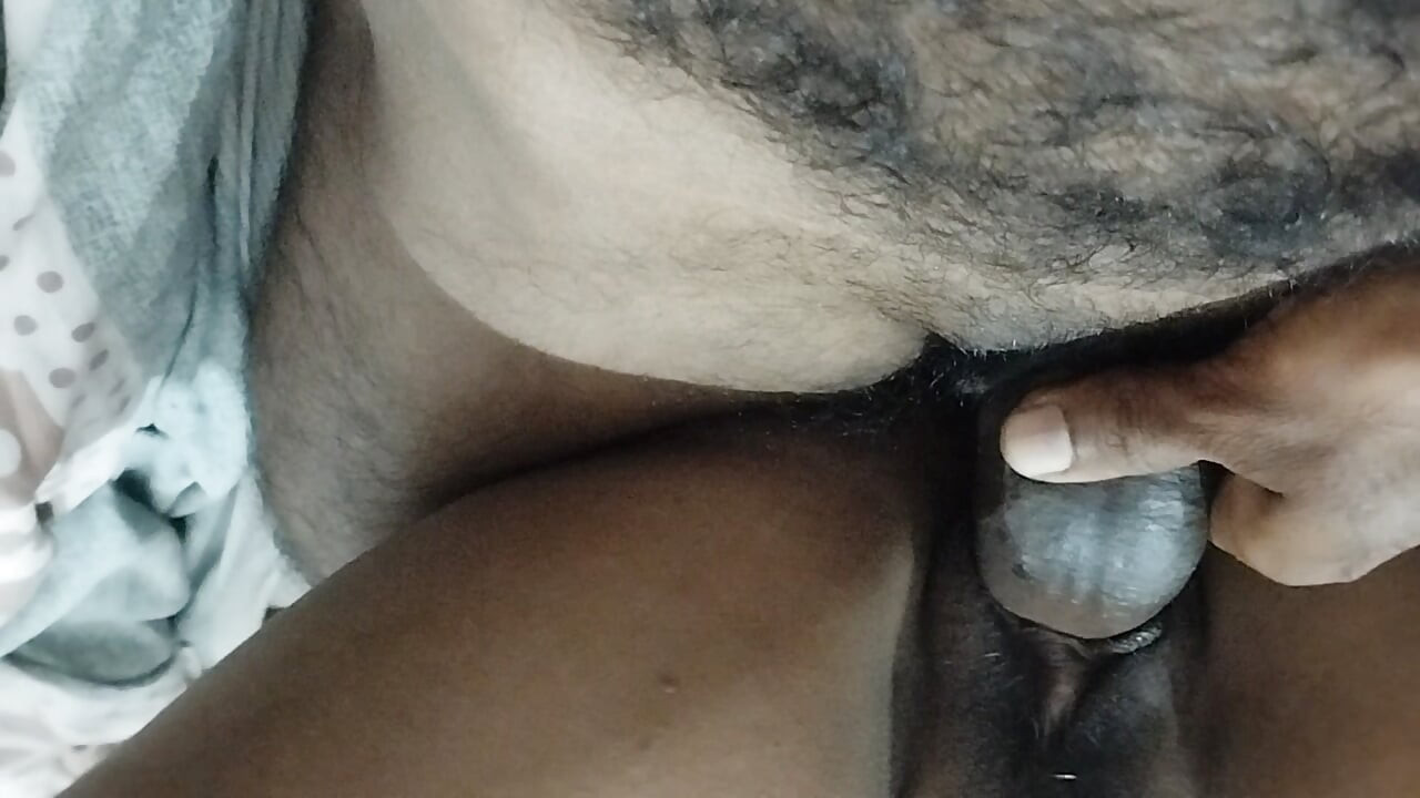 Sinhala yaşlı gösterişli bayan genç bir oğlandan sert bir yarak alıyor