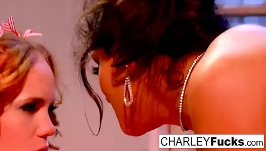 Charley ve ona seksi kız arkadaş sikme
