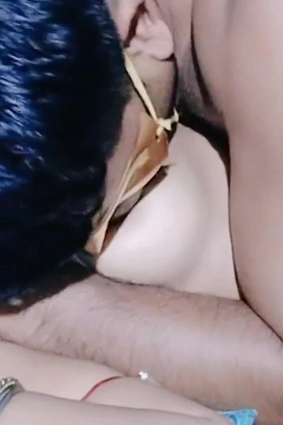 Сосет груди матери друга и жестко трахает ее раком в миссионерской позе