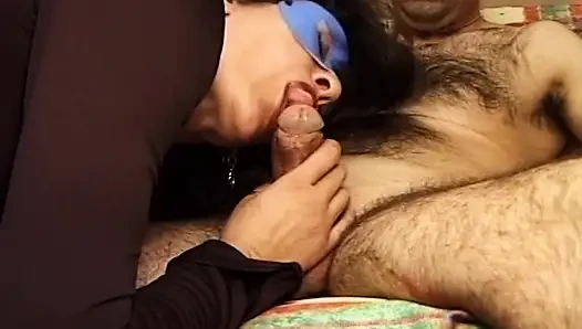 Maskeli orta yaşlı seksi kadının kıllı götü genişçe damlıyor