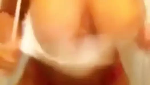 Büyük kabarık siyah göğüsler