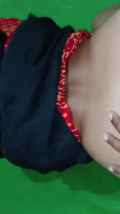 ससुर अपनी छोटी बहू को रात में झोपड़ी बनाकर पूरी रात छोड़ देते हैं, ससुर घोड़ा बनाते हैं और पूरी रात बहू को रगड़ते हैं,… | Clip 1