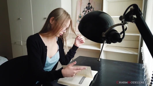 Seksi sarışın sekreter Luise önde gelen göğüs dekoltesi videosu