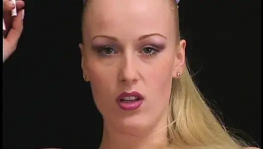 Çıplak kızlardan Sharon Wild sigara içiyor