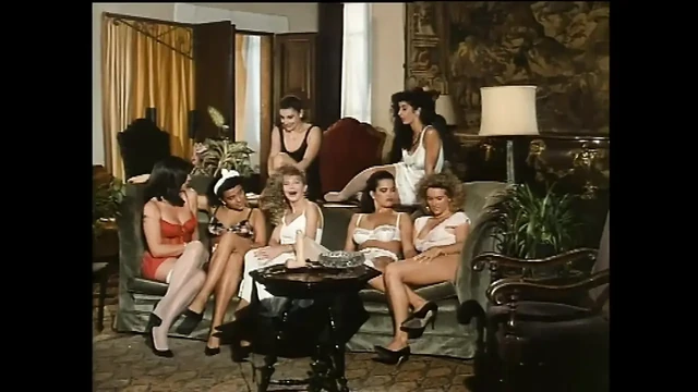 Edepsiz sürtükler için sert klasik grup seks!