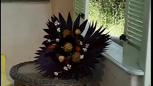 Sarışın ateşli kız açık havada parmaklama çılgınlığında genişliyor