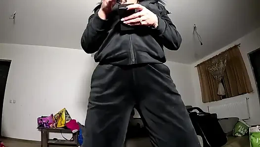 Kadife eşofman azdırma - sigara içme, büyük memeler ve siyah tanga teşhiri