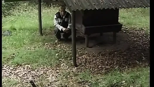 Tombul Alman orta yaşlı seksi kadın yarağa biniyor ve ormanda her yerine boşaltıyor