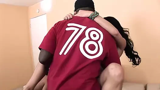 İki süper hatun zenci aşıkları tarafından sikiliyor