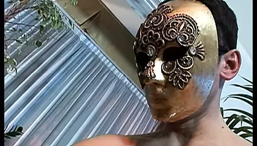 Bionda in calore scopata da stalloni in maschera