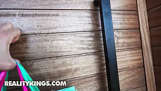 Reality kings - basit bir kostüm denemesi azgın Jessie Ames'in unutmayacağı ateşli bir karşılaşmaya dönüşüyor