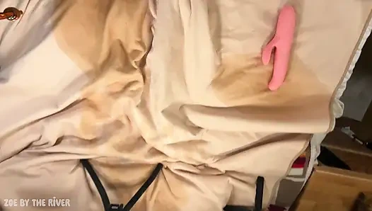 Kalçalı yüksek çoraplı minyon doğal hatun sıkı pembe amını sikiyor ve her yere fışkırtıyor (amatör solo fragma)