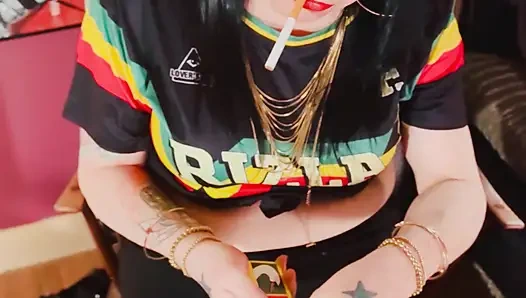 İngiliz tart Tina Snua Chain kibrit ışığı yanmış 2 Çin sigarası içiyor - sürüklenen sigara içen omi ome snap inhales