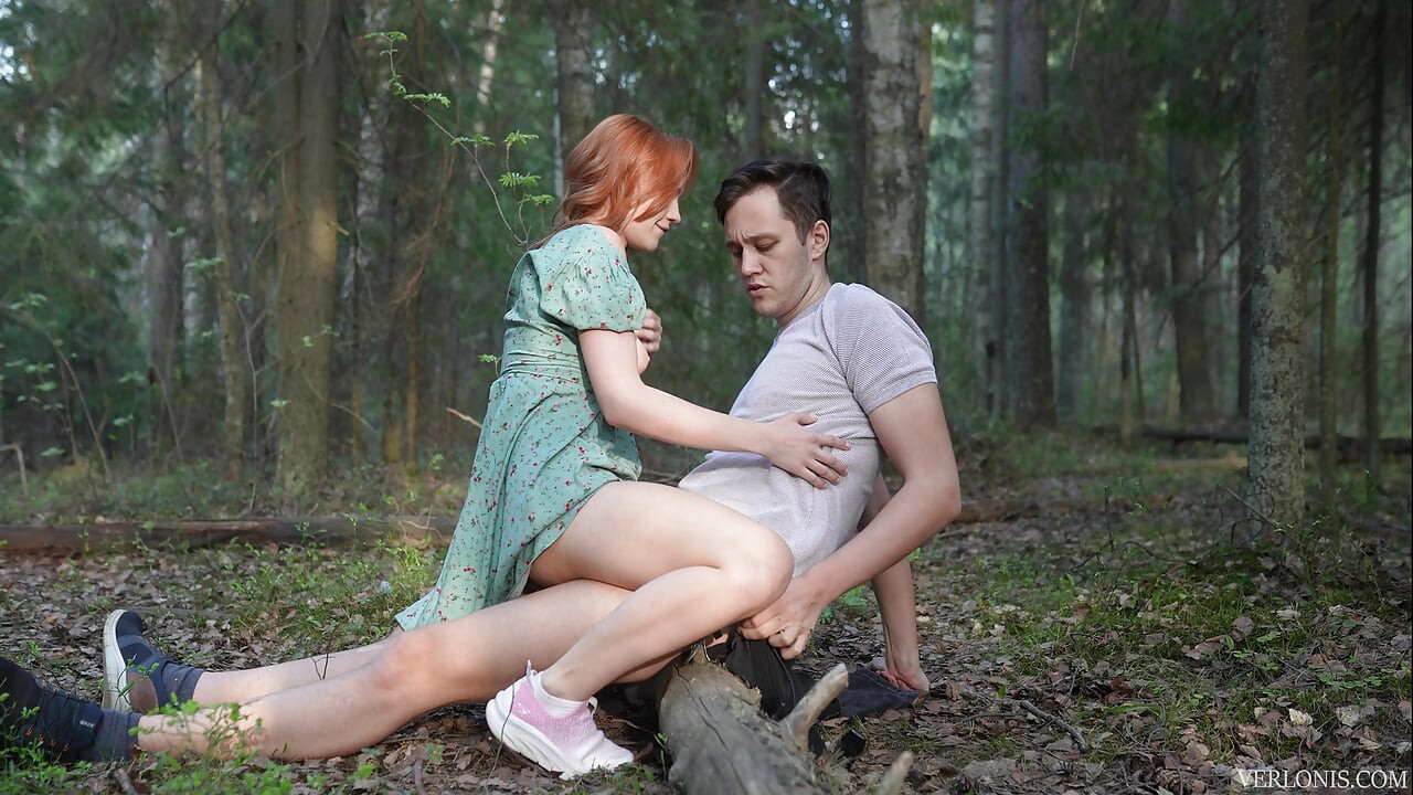 Hottie redhead içinde kamu gets boşalmak üzerinde ona yüz sonra bir iyi sikme arasında ona sıkı kedi