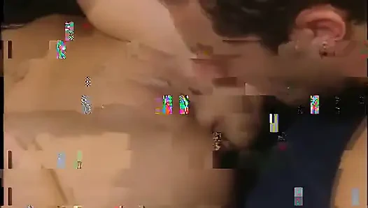 Şanslı adam onu sikdikten sonra seksi sıkı bir genç kızın her yerine boşalıyor