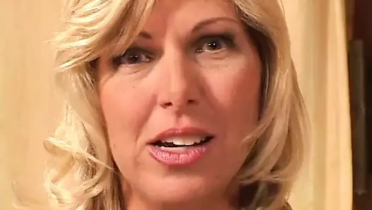 Seksi götlü orta yaşlı seksi sarışın amcığını sert siktiriyor ve kanepede eğleniyor