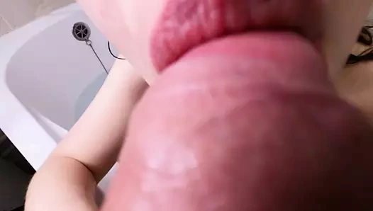 Bir dil ve bazı muhteşem emme ile sulu oral seks